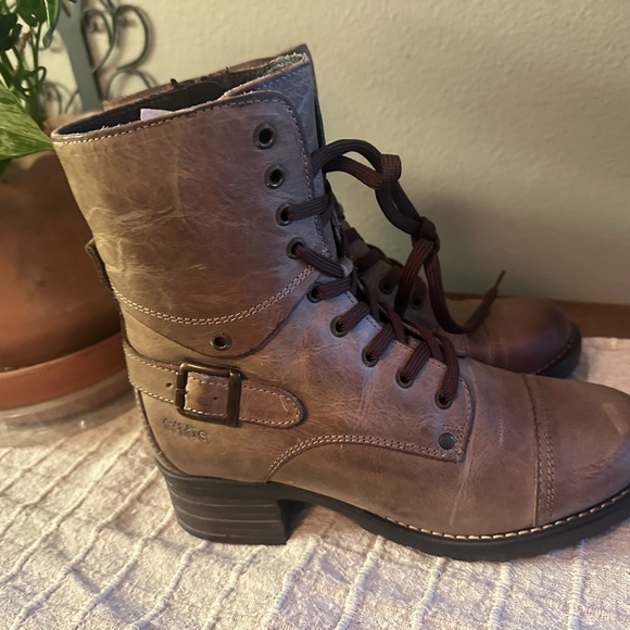 2 pairs of Taos boots - Picture 6 of 11
